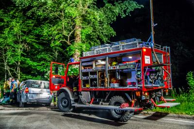 Murrhardt: Opelfahrerin faehrt in Kurve geradeaus in den Wald - Feuerwehr zieht Fahrzeug heraus